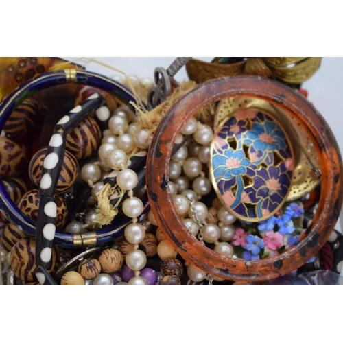 311 - A mixed collection of vintage costume jewellery to include necklaces, brooches, rings and other simi... 