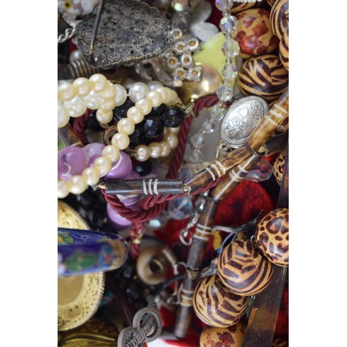 311 - A mixed collection of vintage costume jewellery to include necklaces, brooches, rings and other simi... 