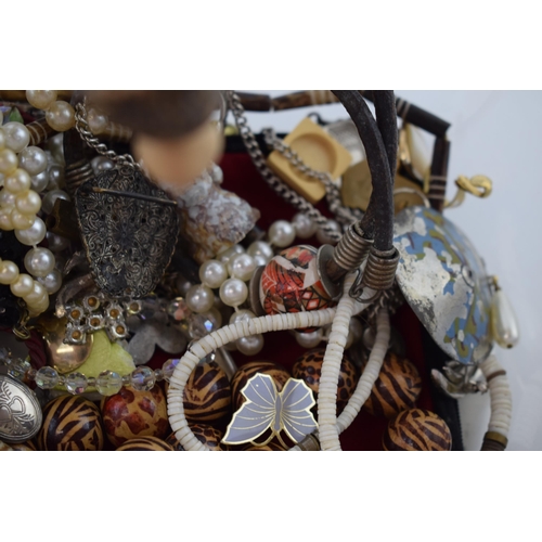 311 - A mixed collection of vintage costume jewellery to include necklaces, brooches, rings and other simi... 