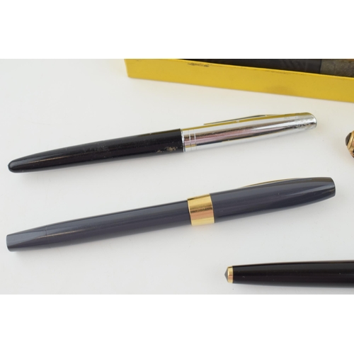 327 - A collection of pens to include a boxed Blackbird pen 14k nib, a Sheaffer with 14k nib and a Parker ... 