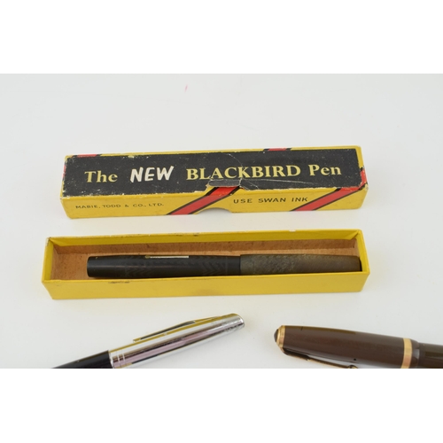 327 - A collection of pens to include a boxed Blackbird pen 14k nib, a Sheaffer with 14k nib and a Parker ... 