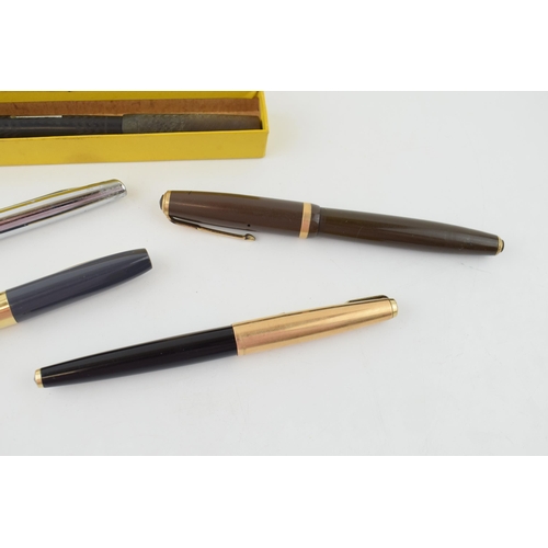 327 - A collection of pens to include a boxed Blackbird pen 14k nib, a Sheaffer with 14k nib and a Parker ... 