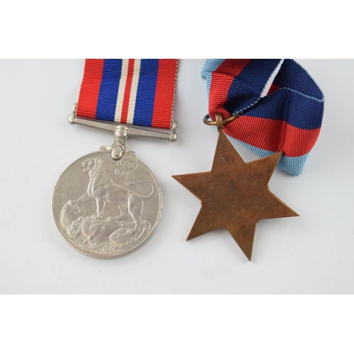 391 - A WWII War Service medal together with 1939 - 1945 Star. (2)