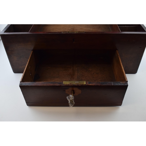 400 - 19th century mahogany apothecary box with fitted interior with space for 6 bottles, with brass handl... 