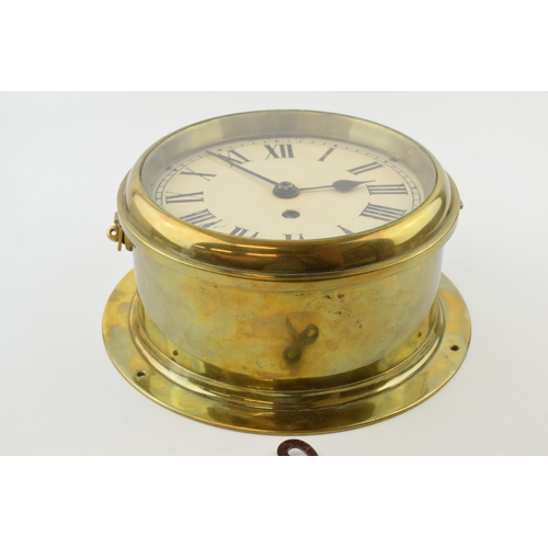 426 - Antique bulkhead clock with brass case. Mechanical movement. Original glass, lockable clasp to outer... 