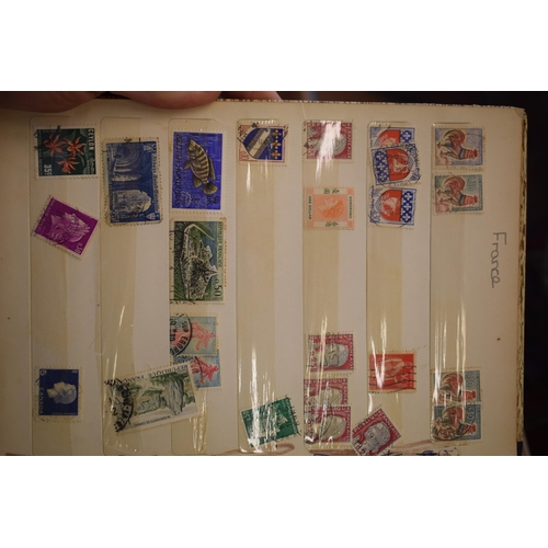 453 - A good and varied interesting collection of stamps from the UK and rest of the world to include loos... 