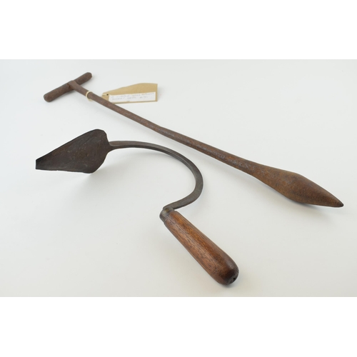 457 - An antique metal dibble together with another wooden handled gardening / farming tool. Length 58cm. ... 