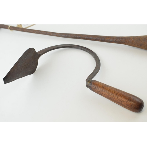 457 - An antique metal dibble together with another wooden handled gardening / farming tool. Length 58cm. ... 