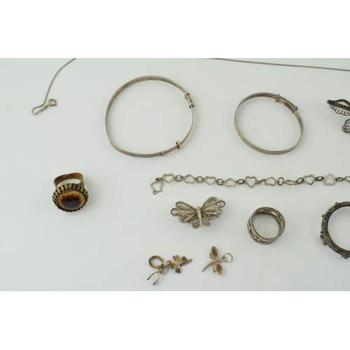 305A - A collection of vintage silver and costume jewellery to include bangles, brooches and rings. (Qty)