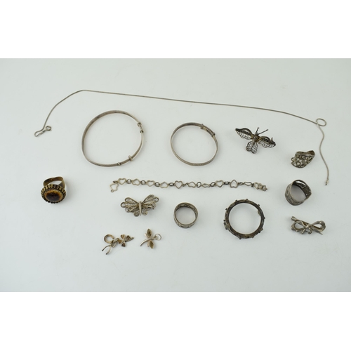 305A - A collection of vintage silver and costume jewellery to include bangles, brooches and rings. (Qty)