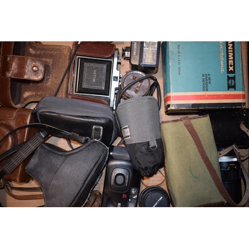 344 - A collection of vintage cameras and accessories to include a Bell & Howell 28mm lense,  a Nettar cam... 