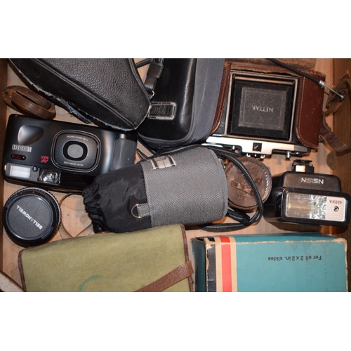 344 - A collection of vintage cameras and accessories to include a Bell & Howell 28mm lense,  a Nettar cam... 