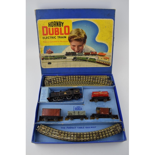 476 - Hornby Dublo Electric Train Set EDG17 Tank Goods Train B.R. Complete with locomotive engine, trucks ... 