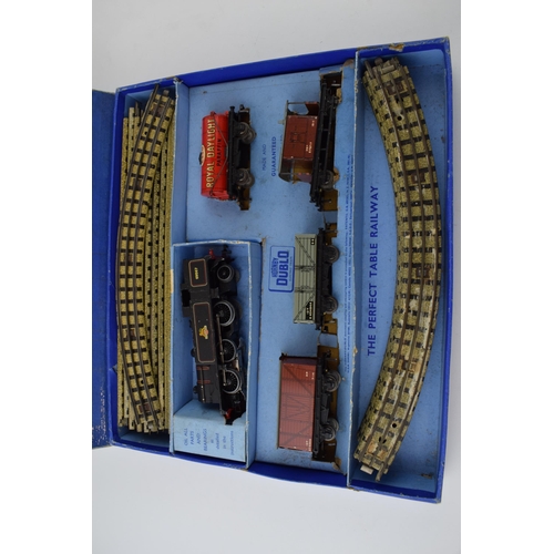 476 - Hornby Dublo Electric Train Set EDG17 Tank Goods Train B.R. Complete with locomotive engine, trucks ... 