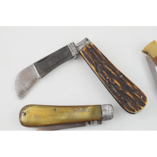 510 - A collection of pocket knives to include a 19th century horn handled example by Abram Brookbank Shef... 