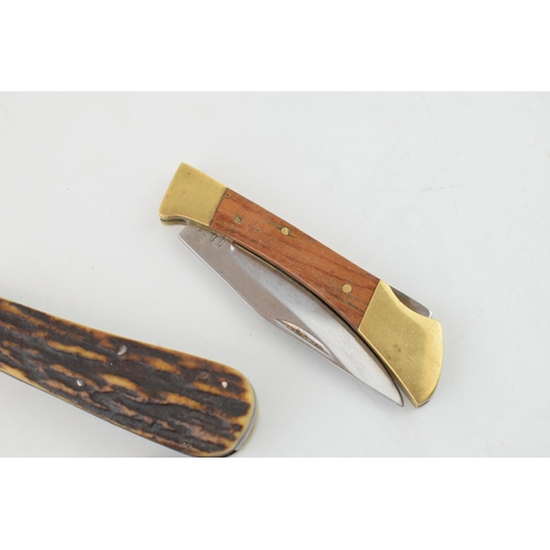 510 - A collection of pocket knives to include a 19th century horn handled example by Abram Brookbank Shef... 