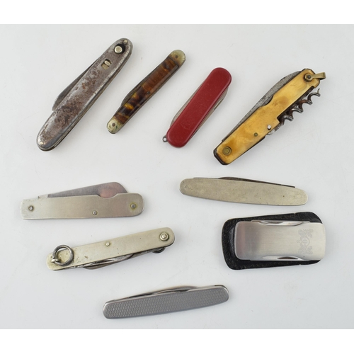 522 - A mixed collection of vintage pocket knives to include a Swiss Army knife, pocket knives and other s... 