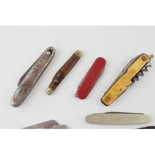 522 - A mixed collection of vintage pocket knives to include a Swiss Army knife, pocket knives and other s... 