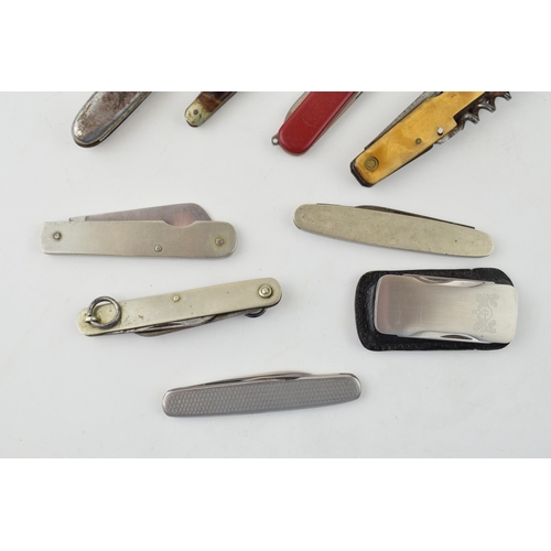 522 - A mixed collection of vintage pocket knives to include a Swiss Army knife, pocket knives and other s... 