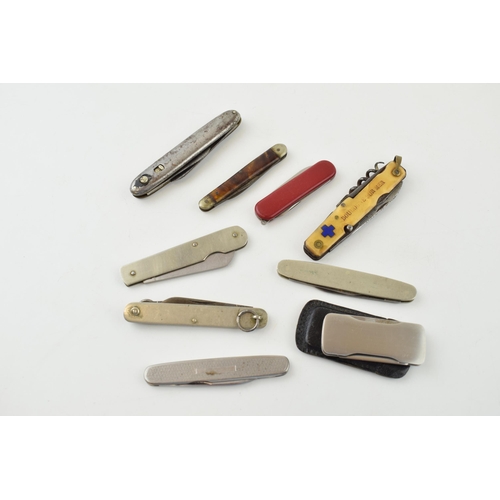 522 - A mixed collection of vintage pocket knives to include a Swiss Army knife, pocket knives and other s... 