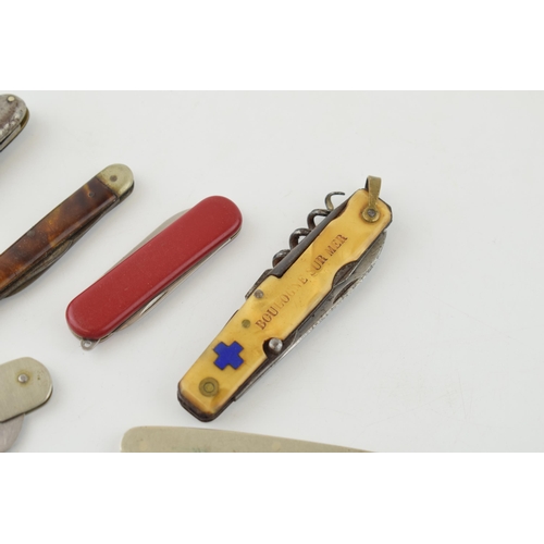 522 - A mixed collection of vintage pocket knives to include a Swiss Army knife, pocket knives and other s... 