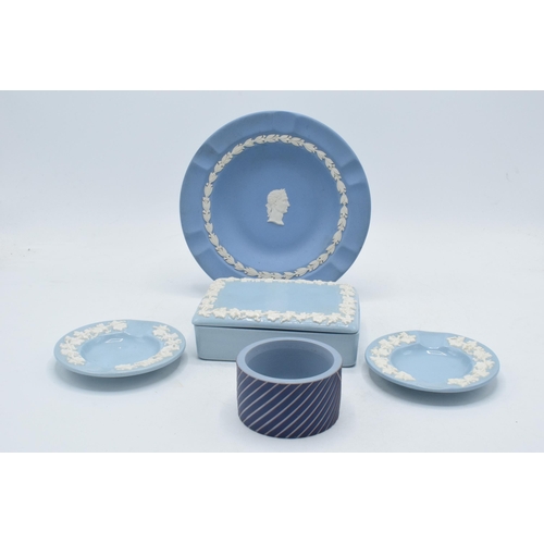 80A - A collection of Wedgwood to include Queensware trinket box and 2 ash trays, unusual Wedgwood chequer... 