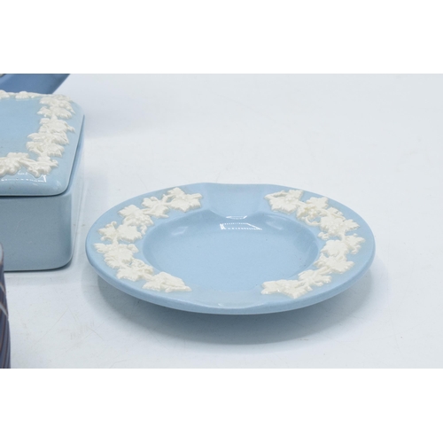 80A - A collection of Wedgwood to include Queensware trinket box and 2 ash trays, unusual Wedgwood chequer... 