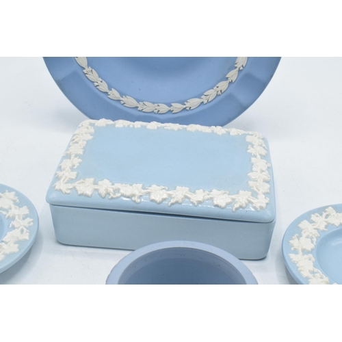 80A - A collection of Wedgwood to include Queensware trinket box and 2 ash trays, unusual Wedgwood chequer... 