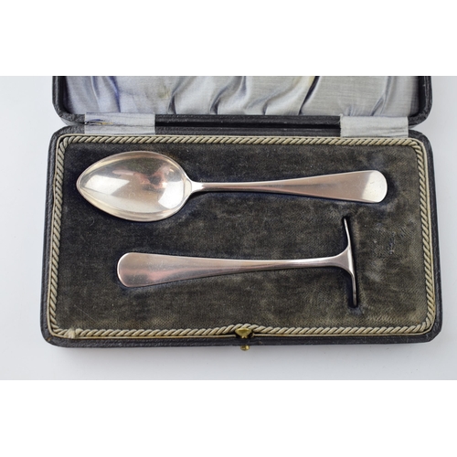 314F - Boxed silver christening set, pusher and a spoon, 39.5 grams, Birm 1921.