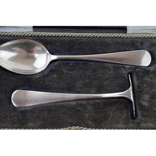 314F - Boxed silver christening set, pusher and a spoon, 39.5 grams, Birm 1921.