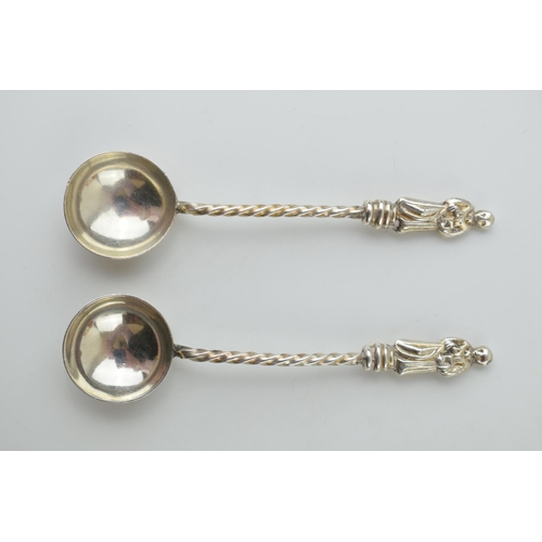 314H - A pair of silver apostle salt spoons, Birm 1896, 8.7 grams.