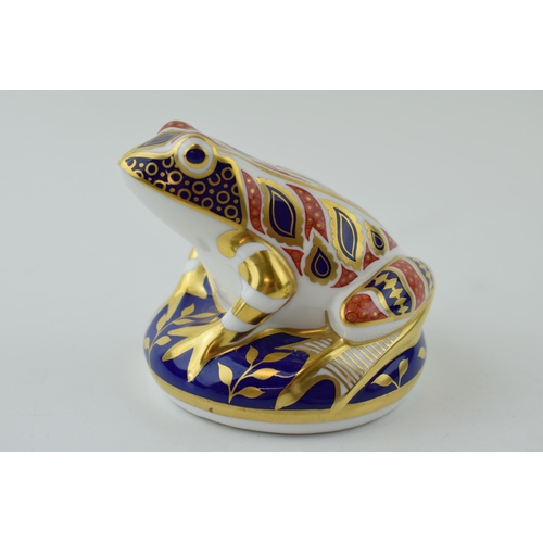 42 - Royal Crown Derby Paperweights, Frog, decorated in the Imari palate, date code for 1987 (L), gold st... 