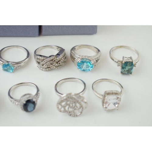 527 - A good collection of 19 silver 925 rings, set with semi precious stones, of varying forms and sizes,... 