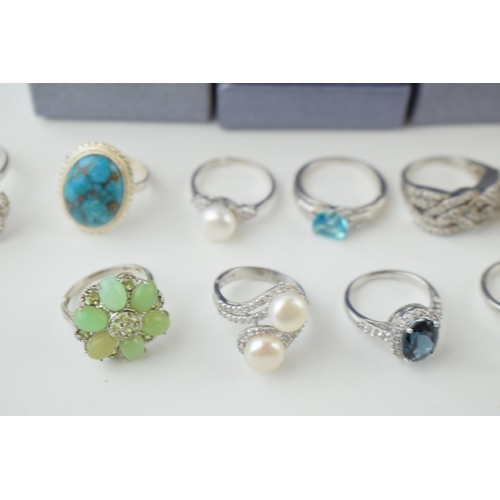 527 - A good collection of 19 silver 925 rings, set with semi precious stones, of varying forms and sizes,... 