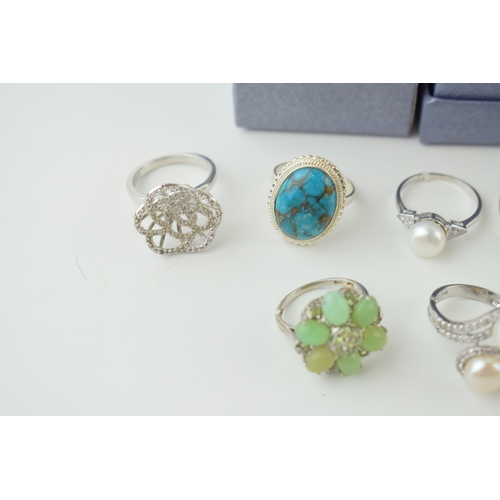 527 - A good collection of 19 silver 925 rings, set with semi precious stones, of varying forms and sizes,... 