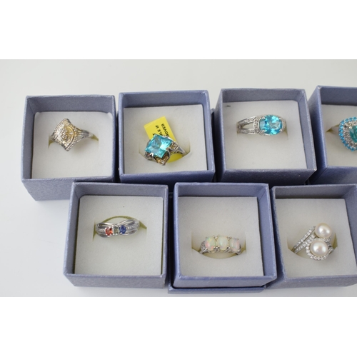 527 - A good collection of 19 silver 925 rings, set with semi precious stones, of varying forms and sizes,... 