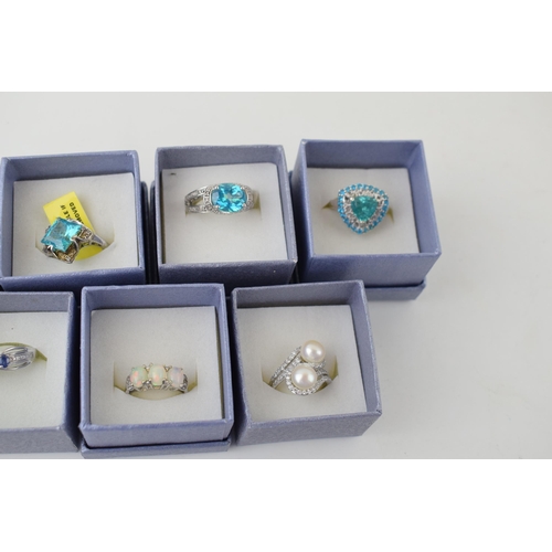 527 - A good collection of 19 silver 925 rings, set with semi precious stones, of varying forms and sizes,... 