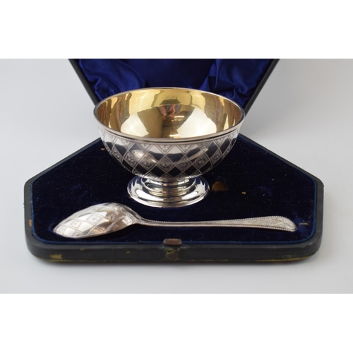 585 - Cased Victorian silver bowl and spoon set, gilt wash interior to bowl, Sheffield 1862, 168.1g, in fi... 