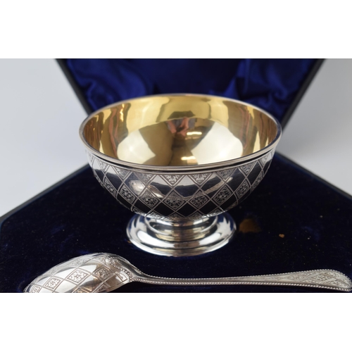 585 - Cased Victorian silver bowl and spoon set, gilt wash interior to bowl, Sheffield 1862, 168.1g, in fi... 