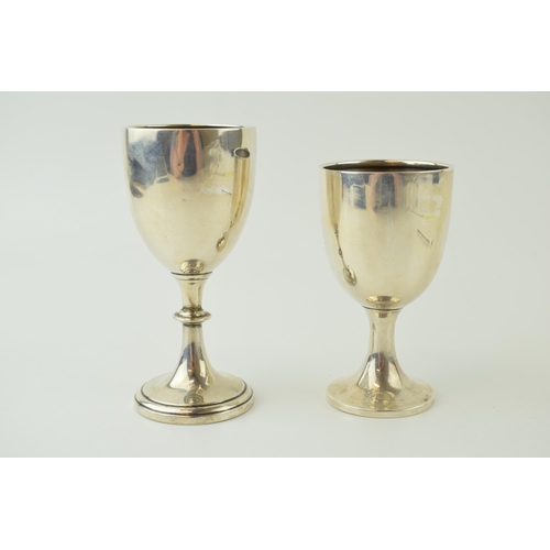 589 - A pair of silver goblets of varying sizes, to include Birm 1933, and Birm 1938 (2), tallest 12cm tal... 