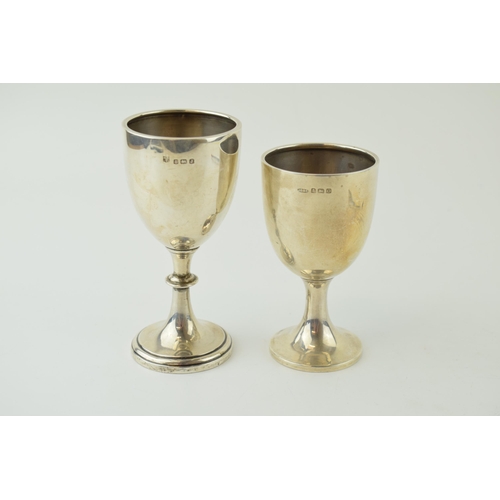 589 - A pair of silver goblets of varying sizes, to include Birm 1933, and Birm 1938 (2), tallest 12cm tal... 