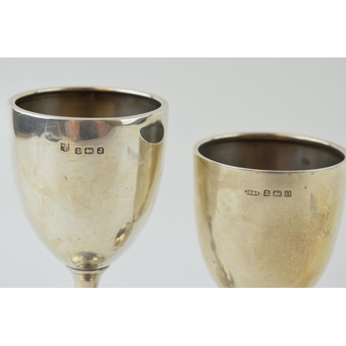 589 - A pair of silver goblets of varying sizes, to include Birm 1933, and Birm 1938 (2), tallest 12cm tal... 