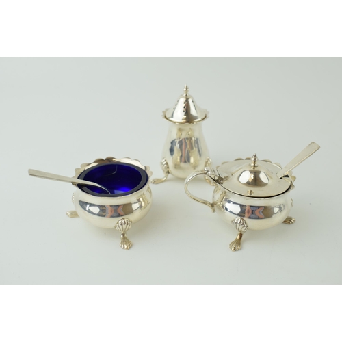 603 - Silver cruet set with plastic blue liners, with spoons, Birmingham 1967, 162.8g.