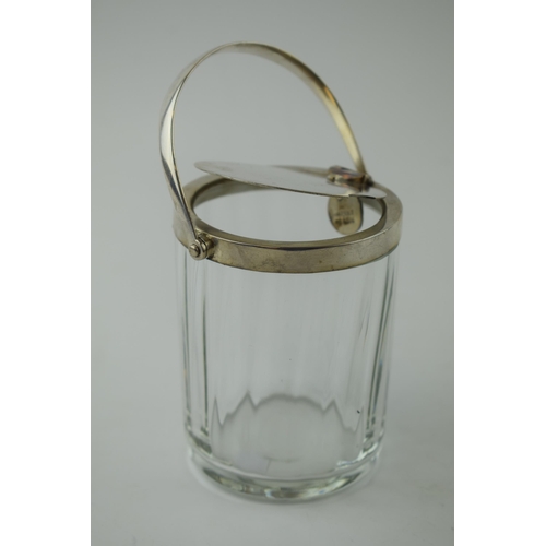 623 - Hallmarked silver preserve pot with opening lid that opens with handle, London 1904, Goldsmiths and ... 