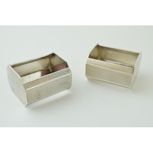 657 - A pair of silver Art Deco napkin rings, 69.4g, Birm 1938.