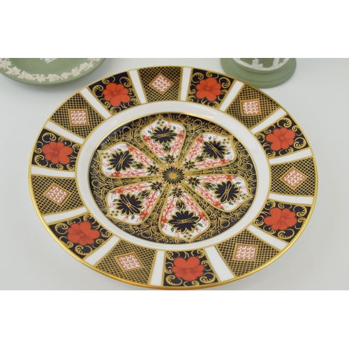 132 - Royal Crown Derby 1128 Imari 22cm diameter plate with 2 pieces of Wedgwood Jasperware in green (3).