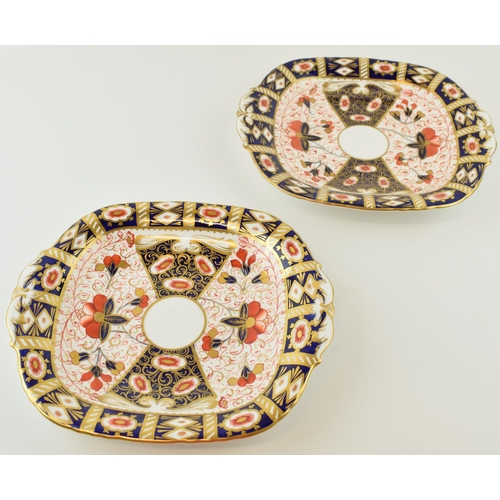 78 - A pair of Davenport Imari cake plates with traditional design, 25.5cm wide (2).