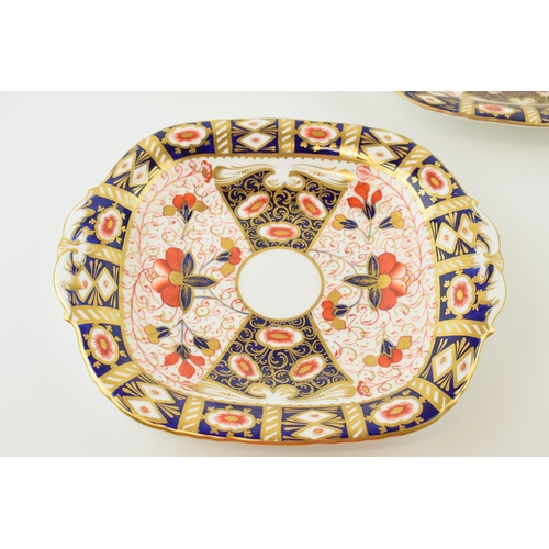 78 - A pair of Davenport Imari cake plates with traditional design, 25.5cm wide (2).