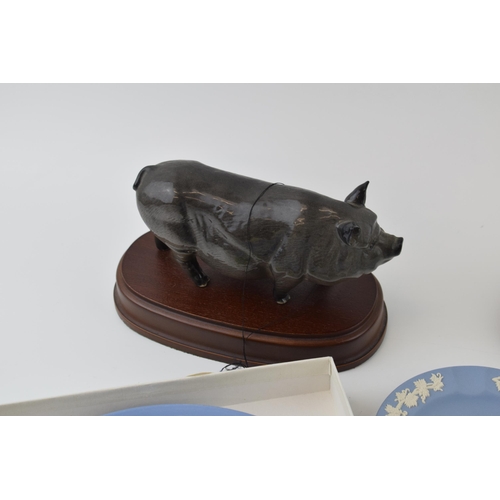 8 - A mixed collection of ceramics to include Royal Doulton 'Vietnamese Pot Bellied Pig', John Beswick '... 