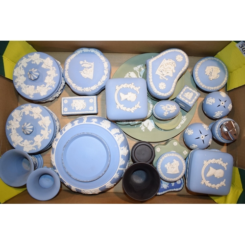 302 - A mixed collection of Wedgwood Jasperware items to include blue, blue dip, green and black items. Of... 